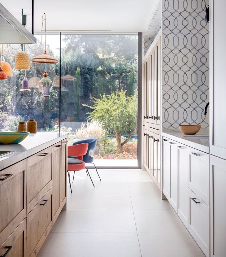 Kitchen in white and wood side by side