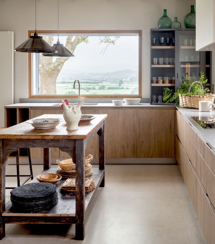 Rustic kitchen in white and wood