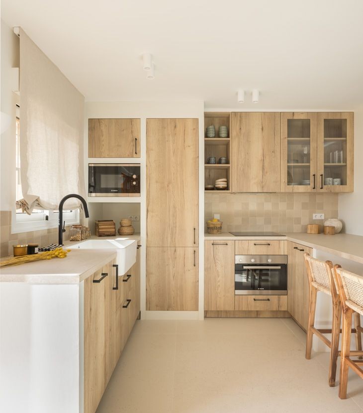 Kitchen in white and wood with black details