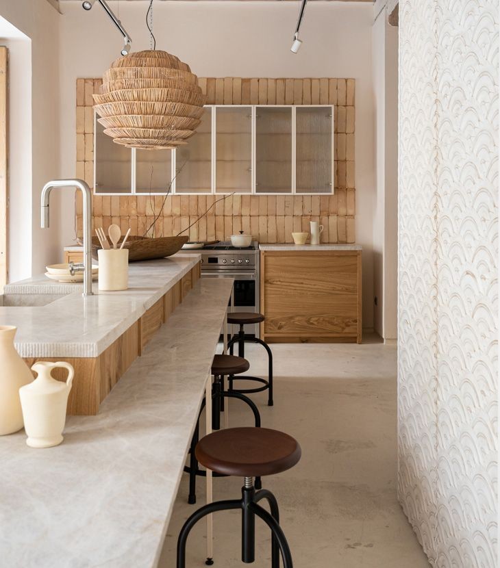 Kitchen in white and wood combining textures and materials