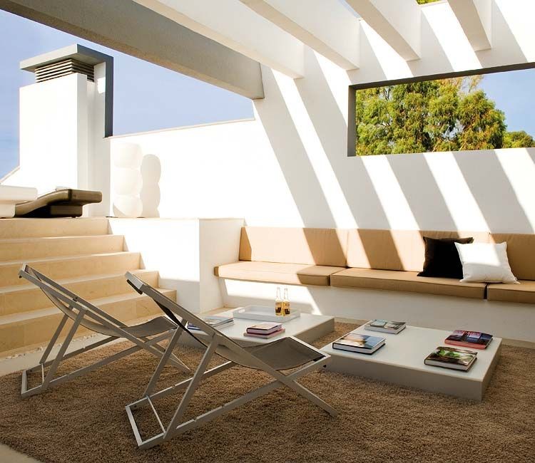 o terasa cu o pergola in stil modern