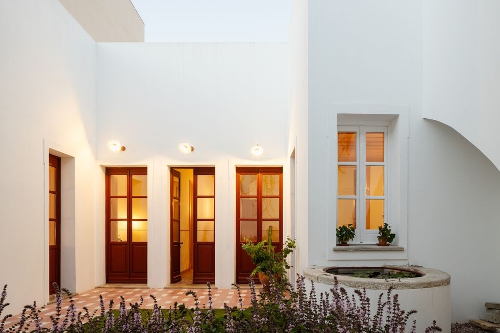 Modernista la exterior si minimalista la interior, o casa veche de un secol din Faro, Portugalia