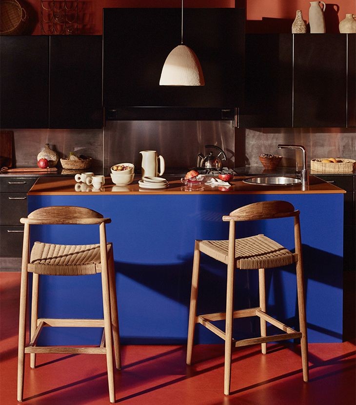 Blue and red, a bold duo