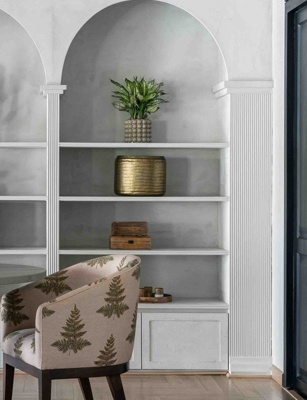 A shelf with gold-plated ceramics