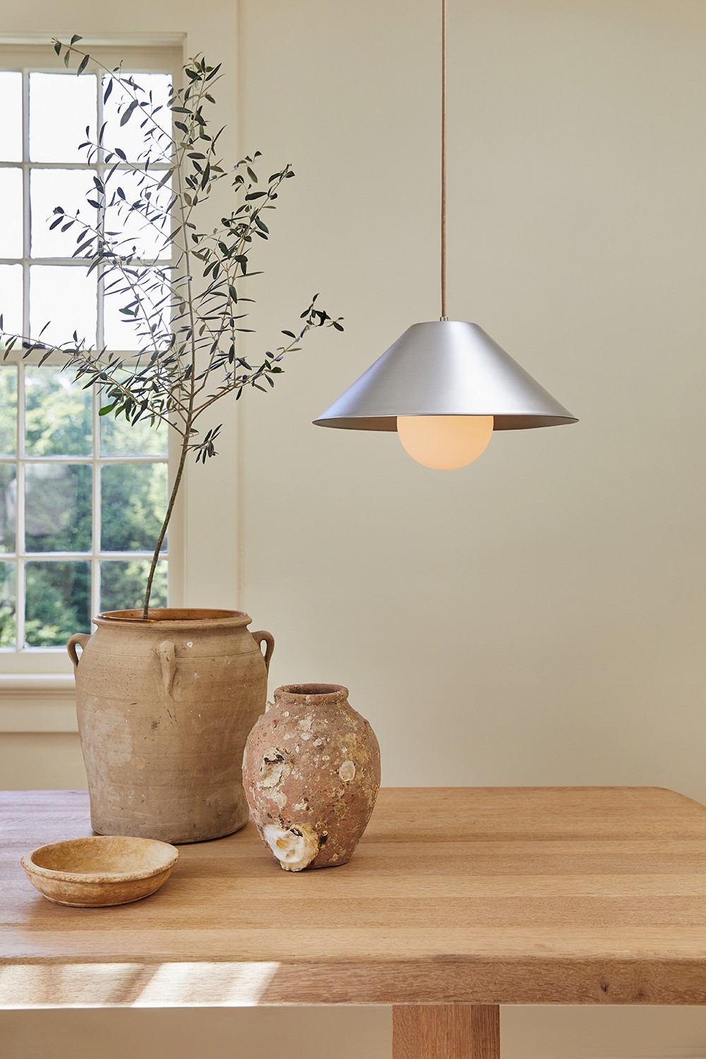 An aluminium pendant lamp in a minimalist kitchen