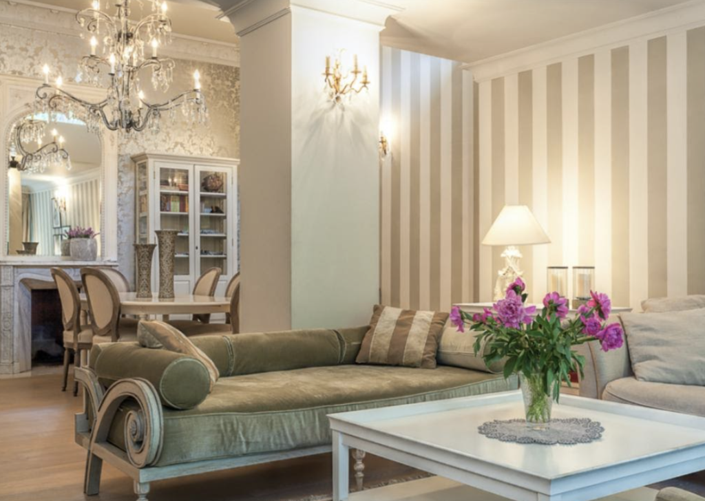 Tendinta de design Shabby Chic, Vintage si Candelabre de cristal - Sursa: Photographee.eu, Shutterstock