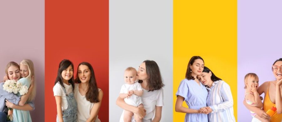 colaj cu mame fericite si copiii lor pe fundal color